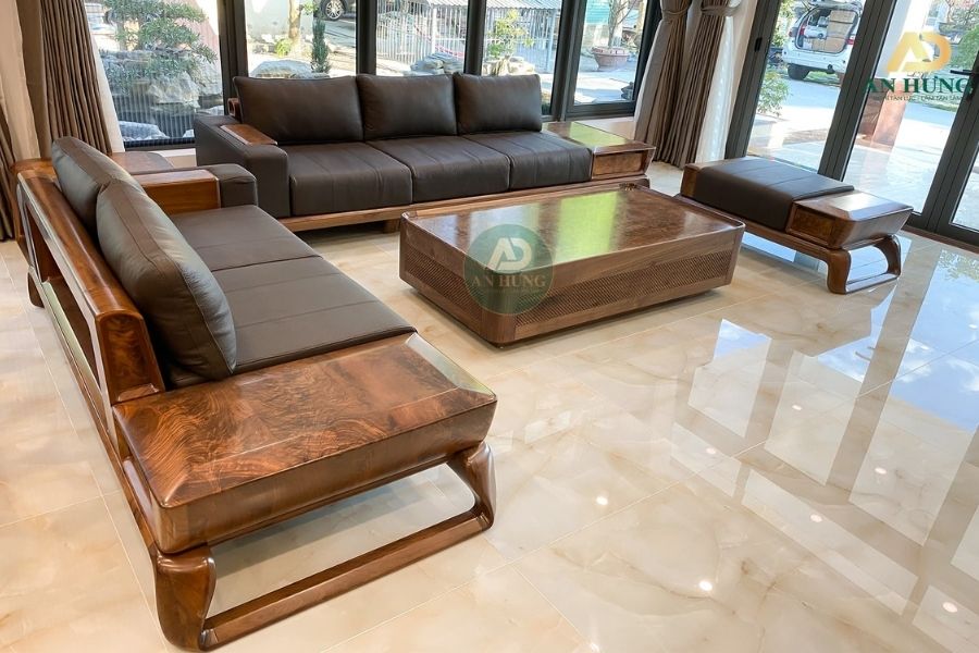 Một bộ Sofa lớn là điểm nhấn trung tâm của phòng khách