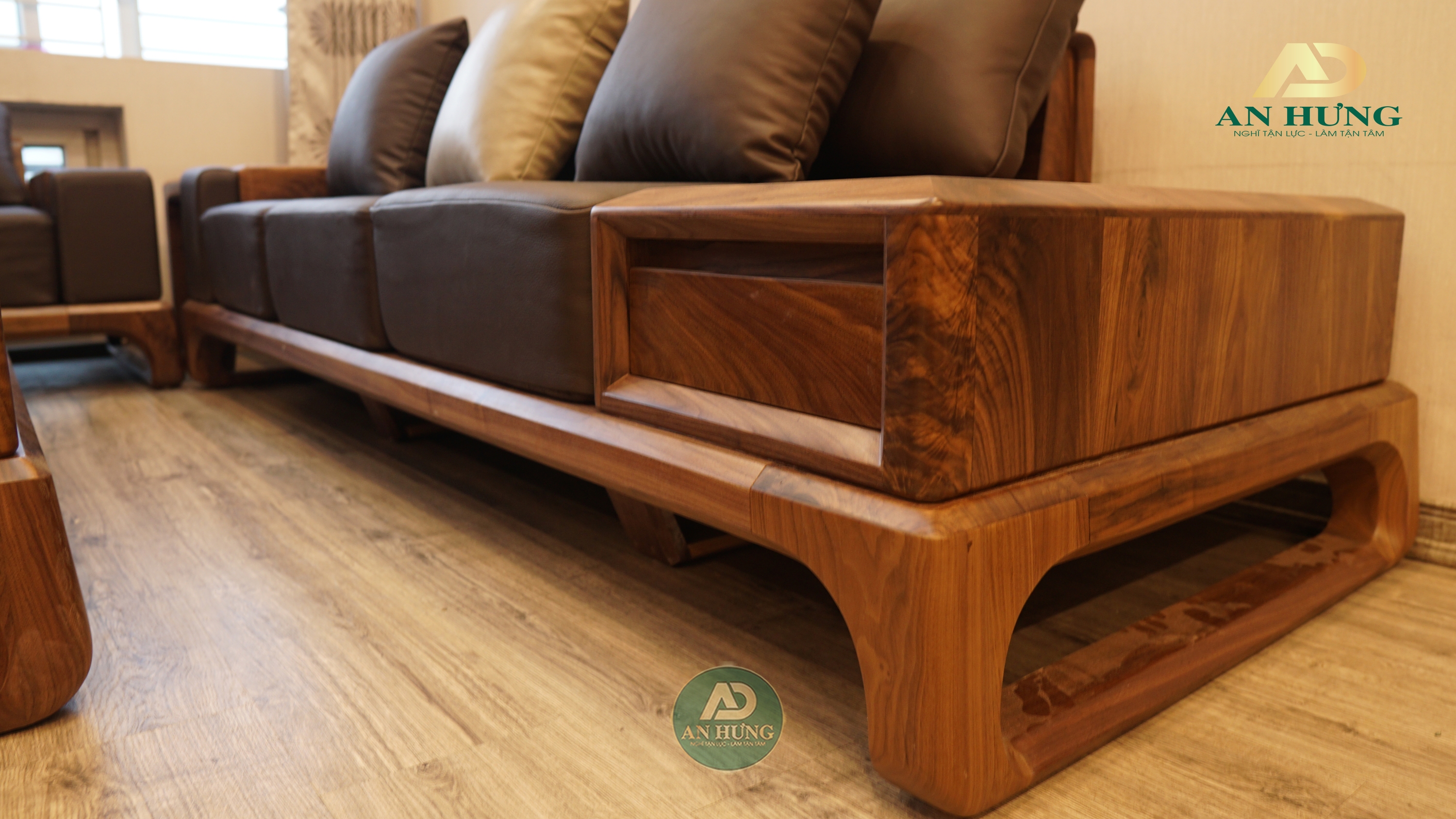 Ghế sofa gỗ óc chó với vân gỗ mềm mại
