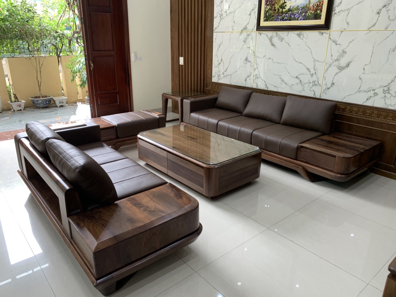 Sofa gỗ còn mang tới những cảm nhận hiện đại, cuốn hút nhờ màu sắc và vân gỗ