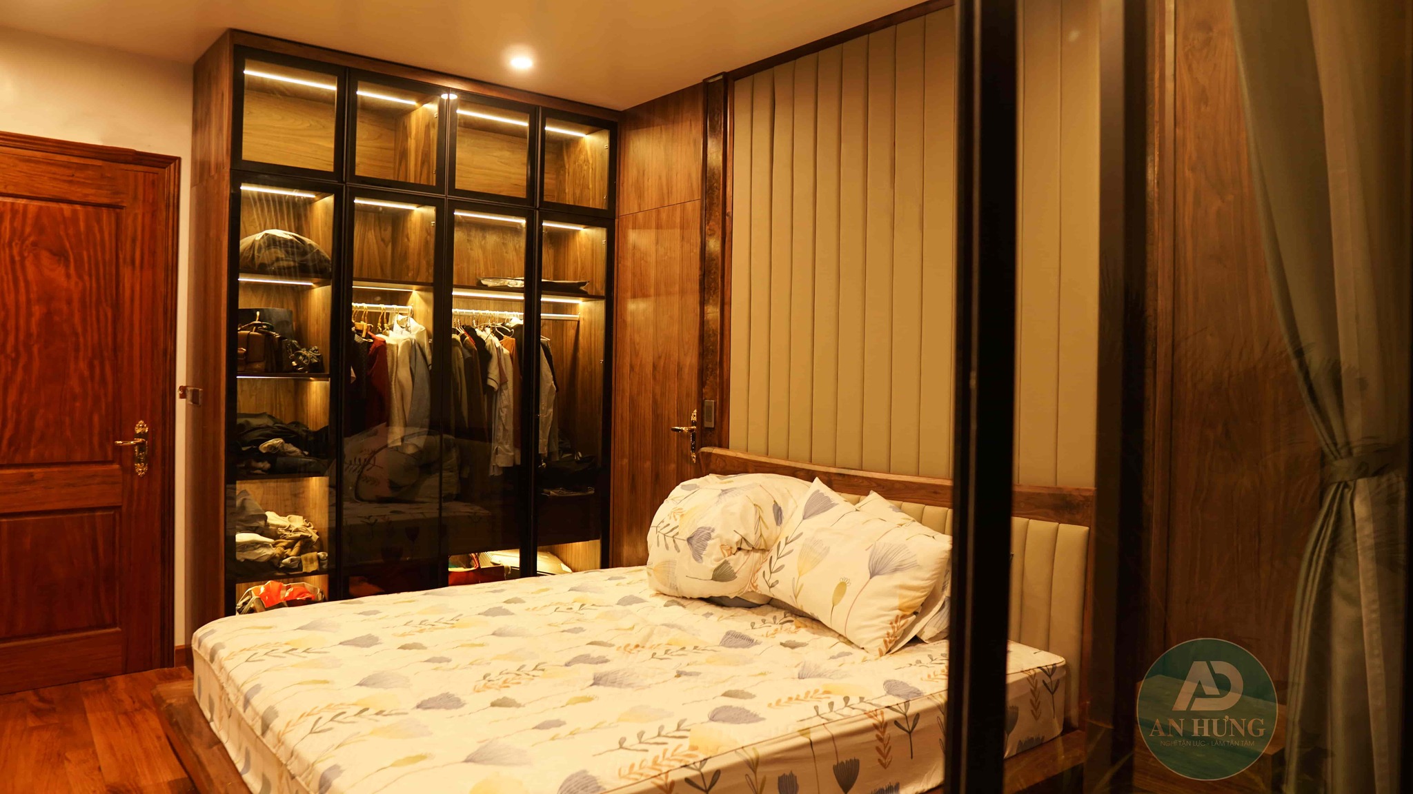 Phòng ngủ ấm cúng với nội thất từ cây gỗ óc chó