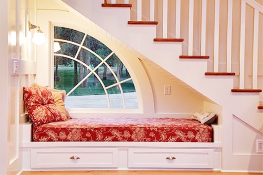 Kê giường ngủ dưới gầm cầu thang nên hay không nên?